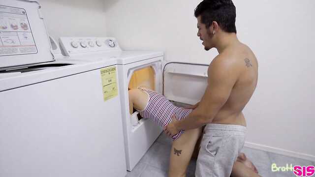 Толстый парень трахает молодую любовницу на стиральной машинке