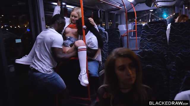 Блонду трахнули в автобусе