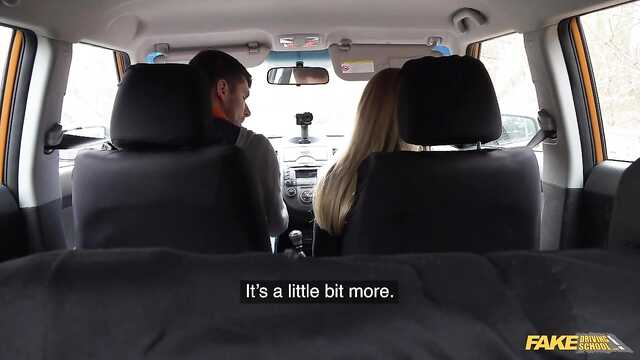 Кудрявая блондинка ебется в машине с инструктором по вождению онлайн