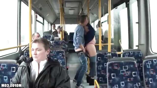 Блонду трахнули в секс автобусе