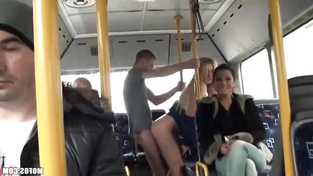 Блонду трахнули в секс автобусе