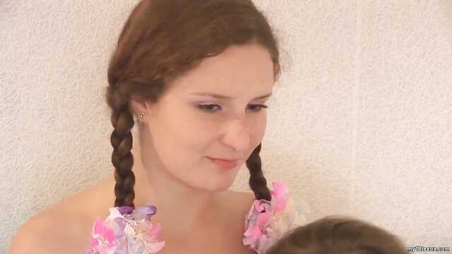 Русская молодая девушка подмахивает булочками на крепком члене и кончает
