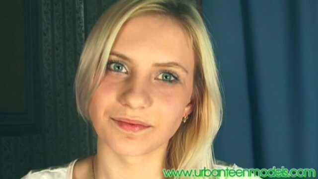 Русская молодая девушка в очках стоит в позе раком для реального траха