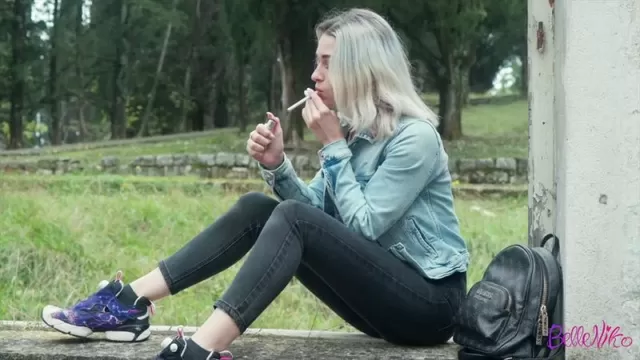 Русская молодая блондинка скачет на пенисе своего поклонника